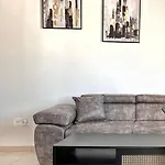 شقة Teo